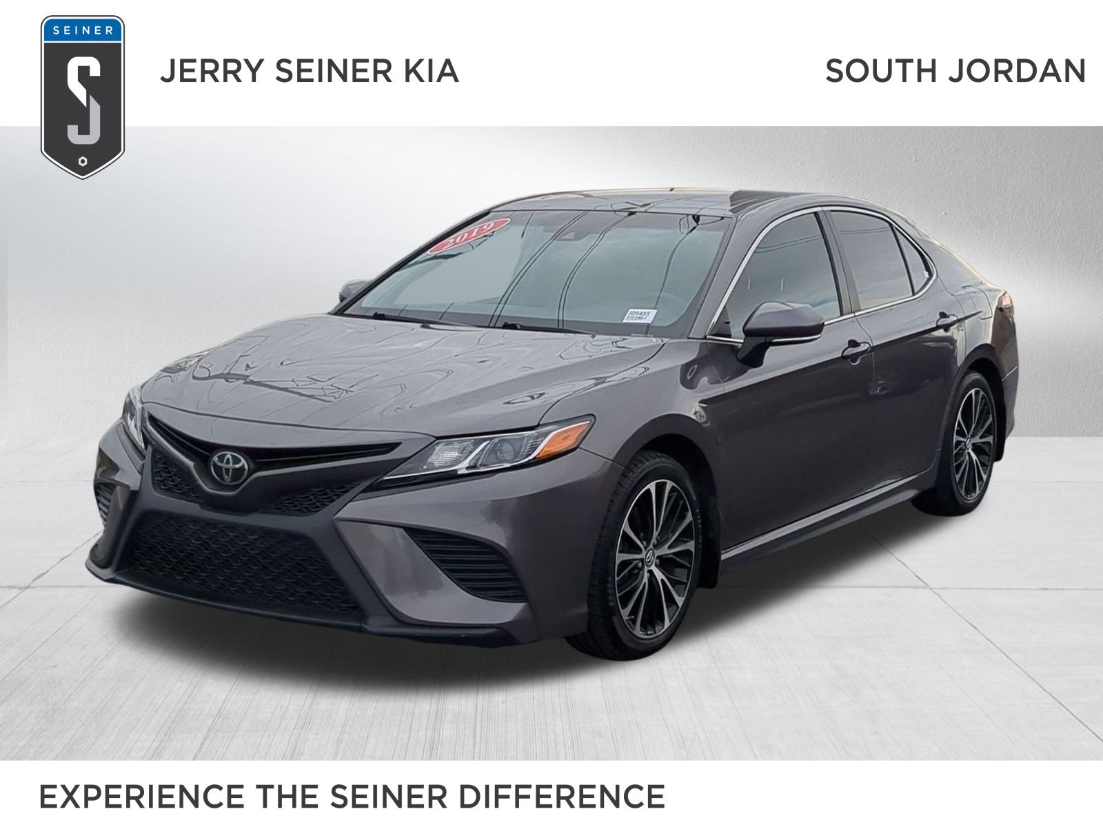 2019 Toyota Camry SE's photo