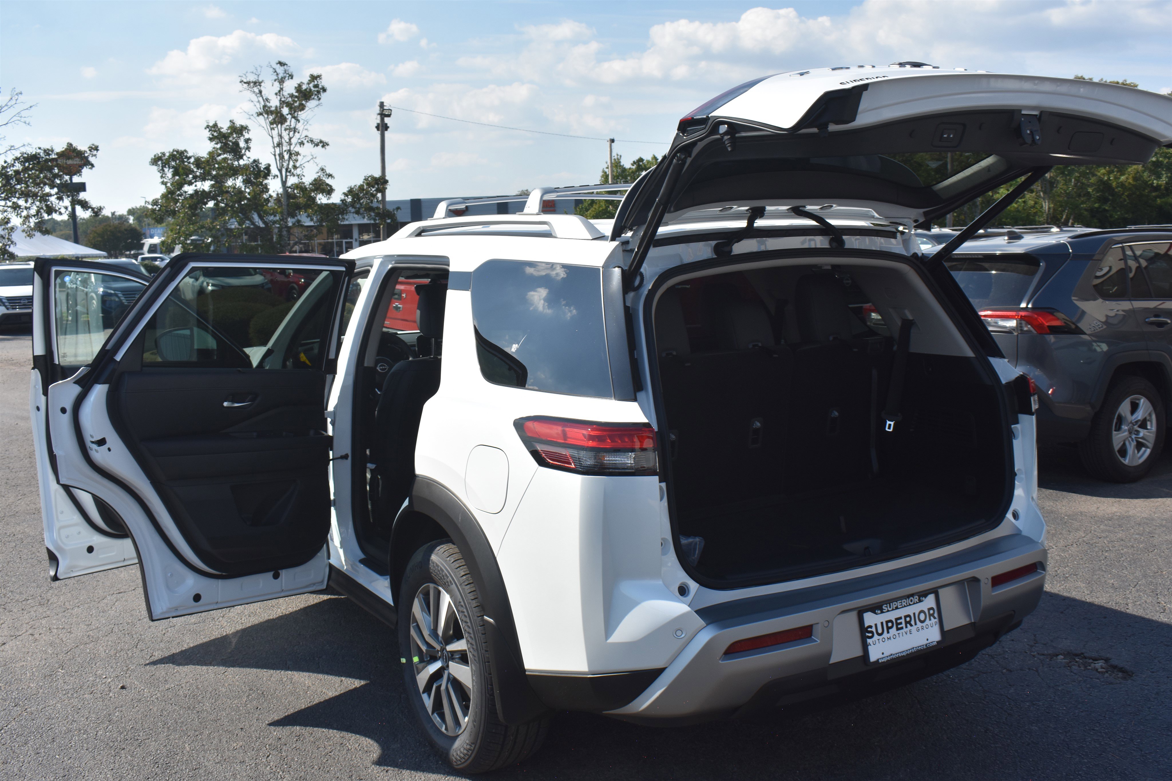 2025 Nissan Pathfinder SL photo 8