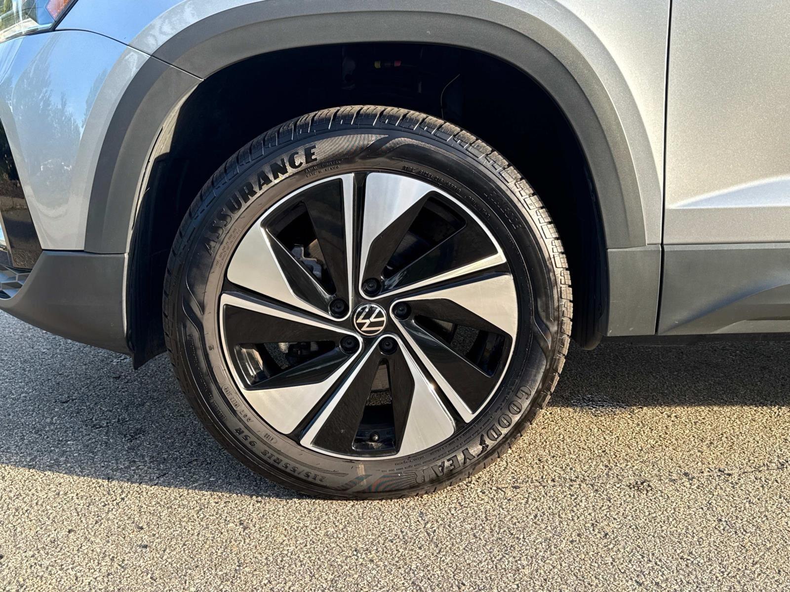 2024 Volkswagen Taos SE photo 3