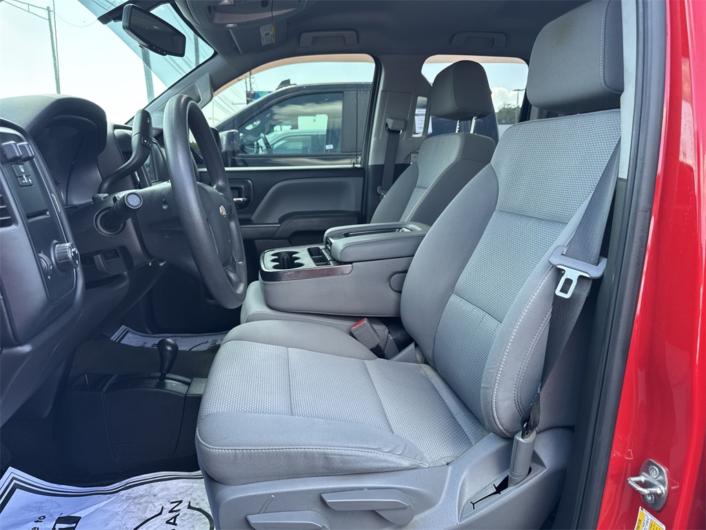2018 Chevrolet Silverado 1500 Custom photo 17