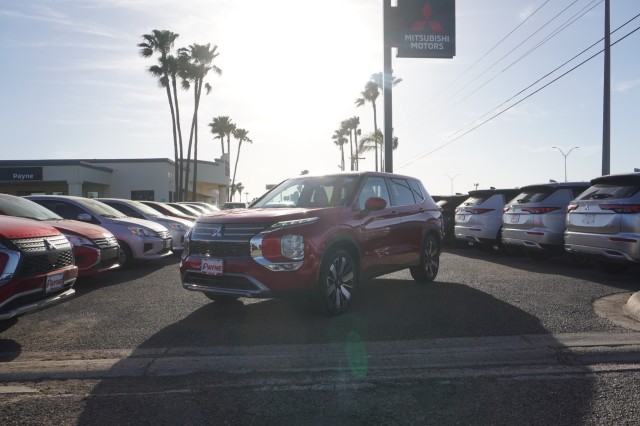 2025 Mitsubishi Outlander SE's photo