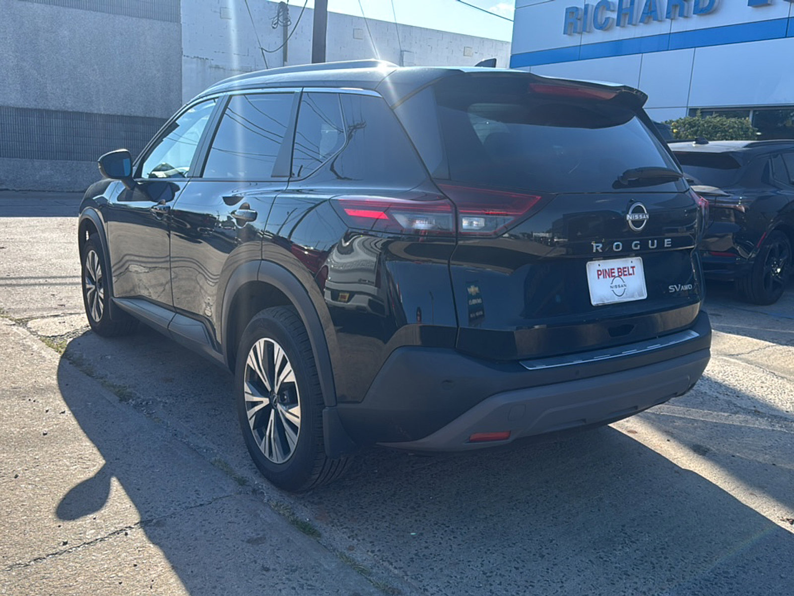 2022 Nissan Rogue SV photo 2