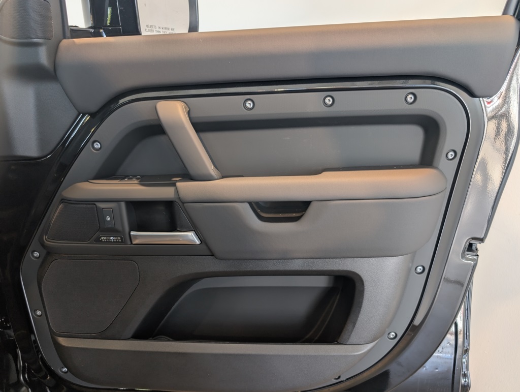 2025 Land Rover Defender 110 X-Dynamic SE photo 23