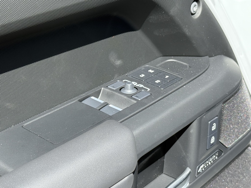 2025 Land Rover Defender 90 X-Dynamic SE photo 9
