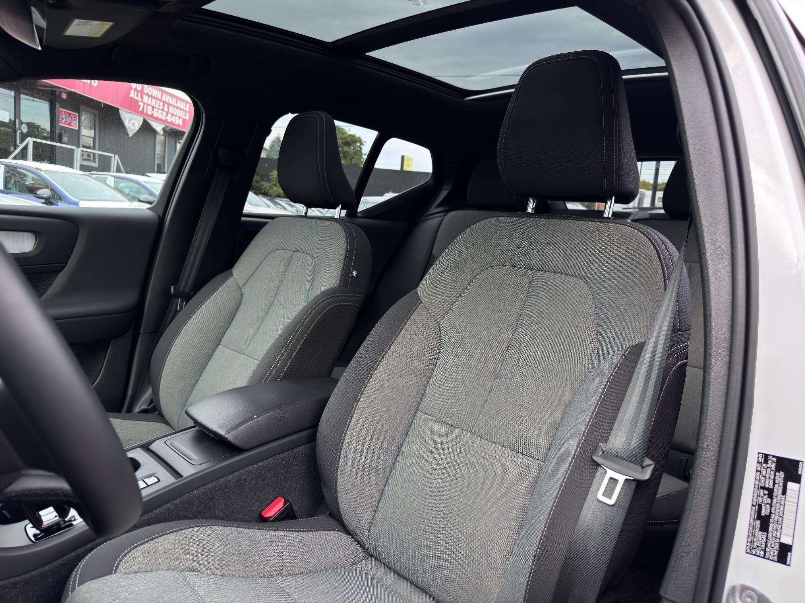 2025 Volvo XC40 Core photo 14