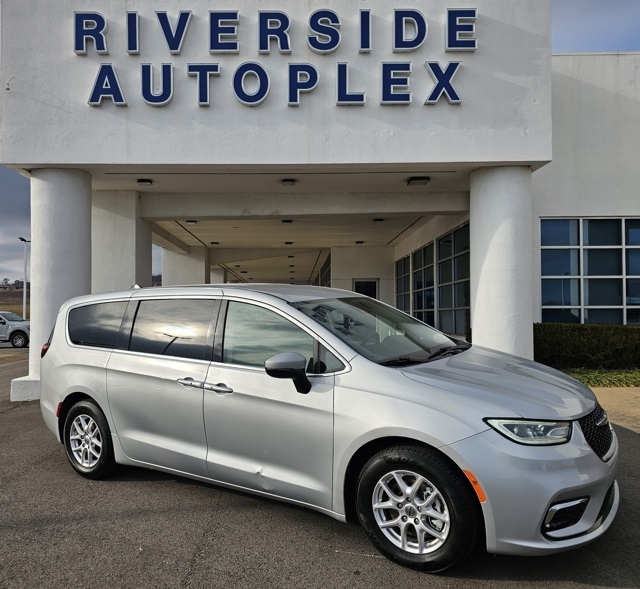 2023 Chrysler Pacifica Touring L's photo