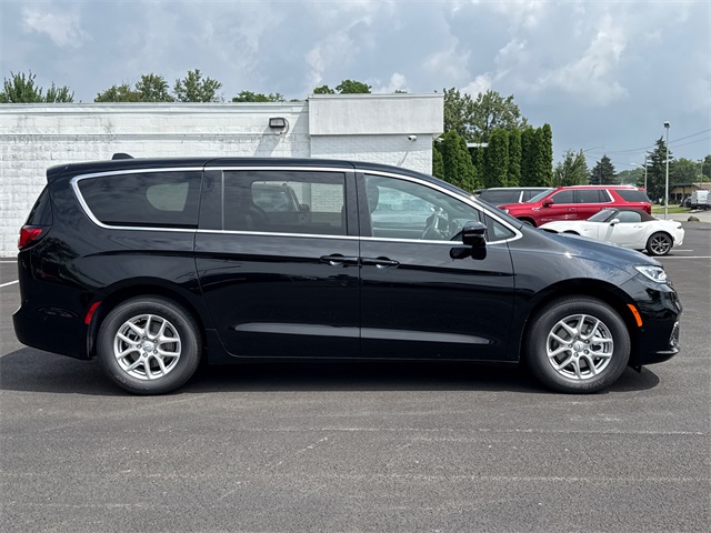 2025 Chrysler Pacifica photo 5