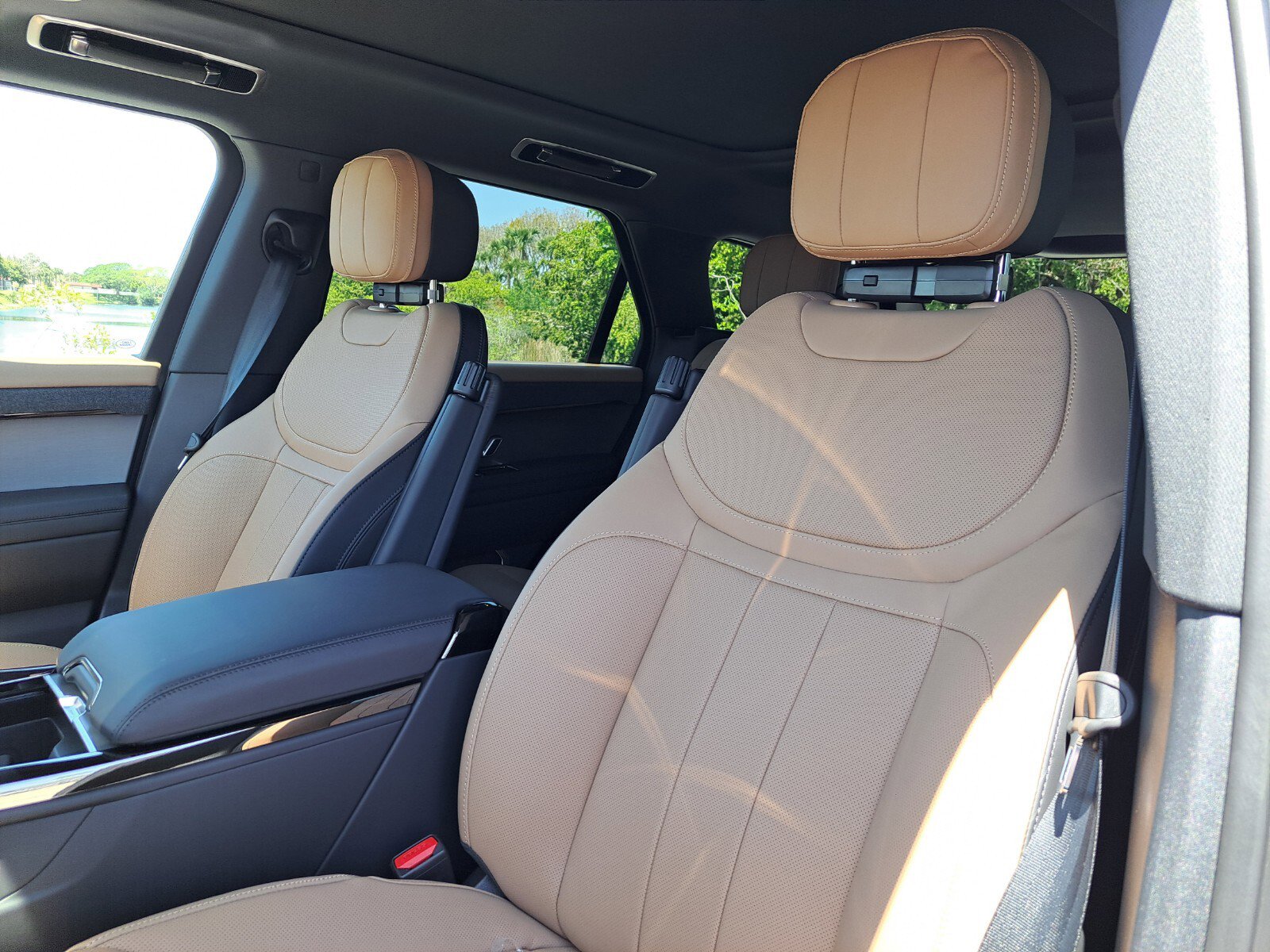 2025 Land Rover Range Rover Sport SE photo 8