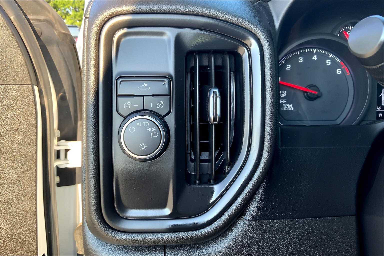 2021 Chevrolet Silverado 1500 Custom photo 32