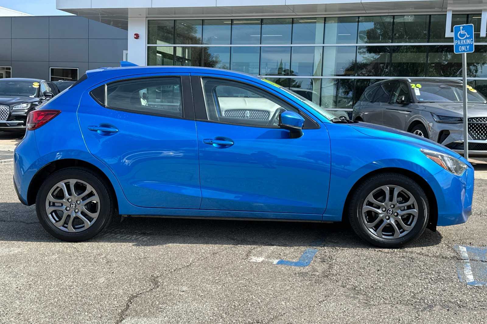 2020 Toyota Yaris LE photo 2
