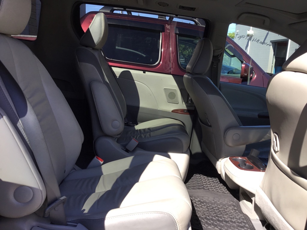 2011 Toyota Sienna Limited photo 3