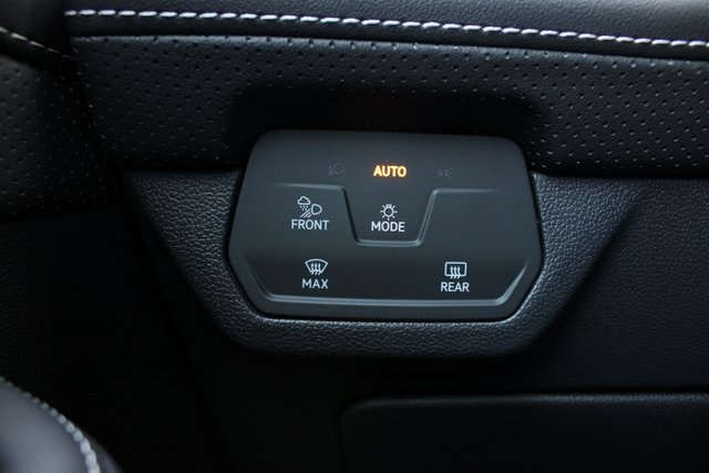 2025 Volkswagen Atlas Cross Sport SEL R-Line photo 13
