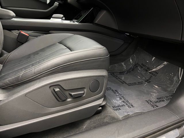 2022 Audi e-tron Premium Plus photo 13