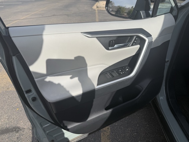 2021 Toyota RAV4 XLE Premium photo 8