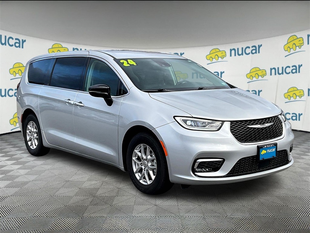 2024 Chrysler Pacifica Touring L's photo