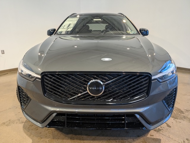 2026 Volvo XC40 Core photo 2