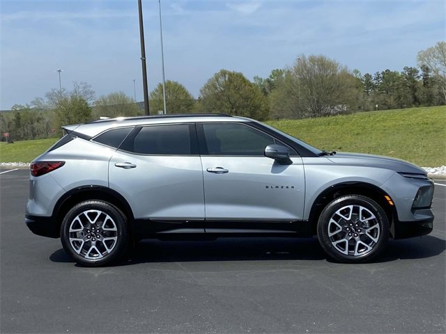 2025 Chevrolet Blazer RS photo 2
