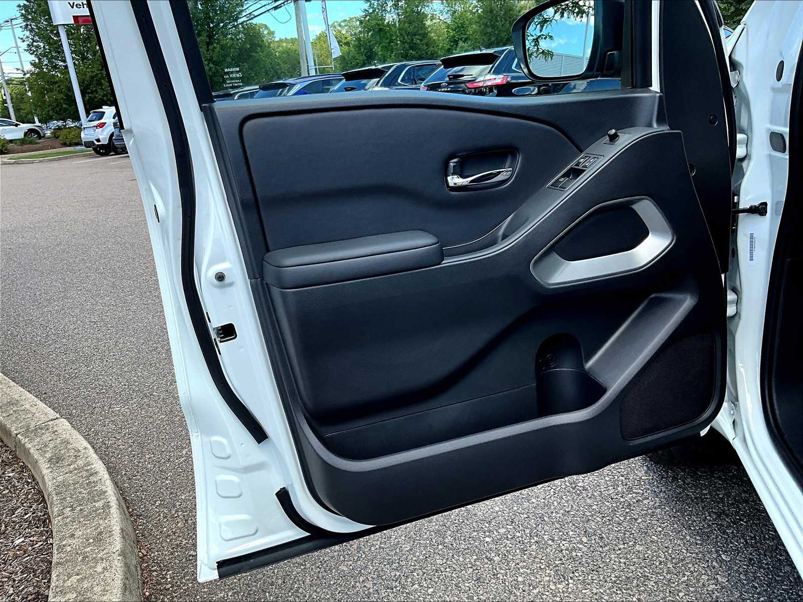 2025 Nissan Frontier SV photo 9