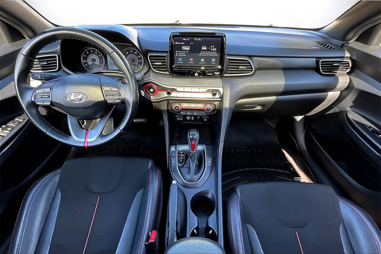 2019 Hyundai Veloster 2.0L Premium photo 13
