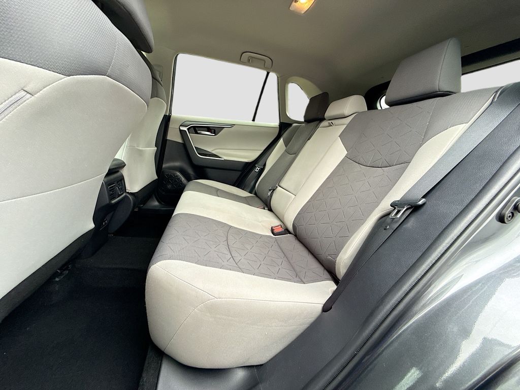 2020 Toyota RAV4 XLE photo 18
