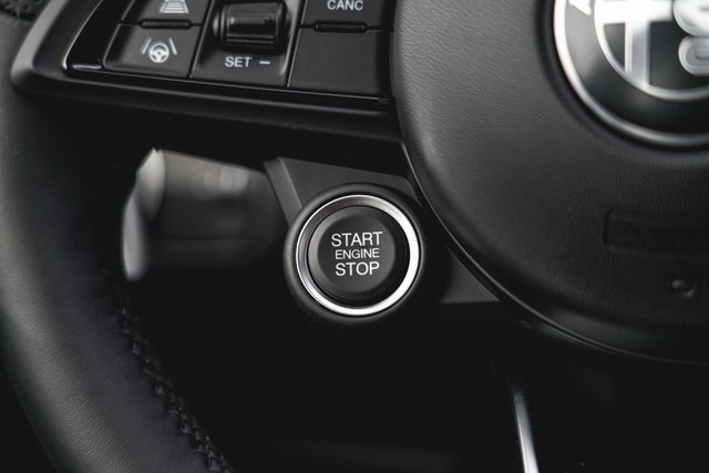 2025 Alfa Romeo Giulia Base photo 25