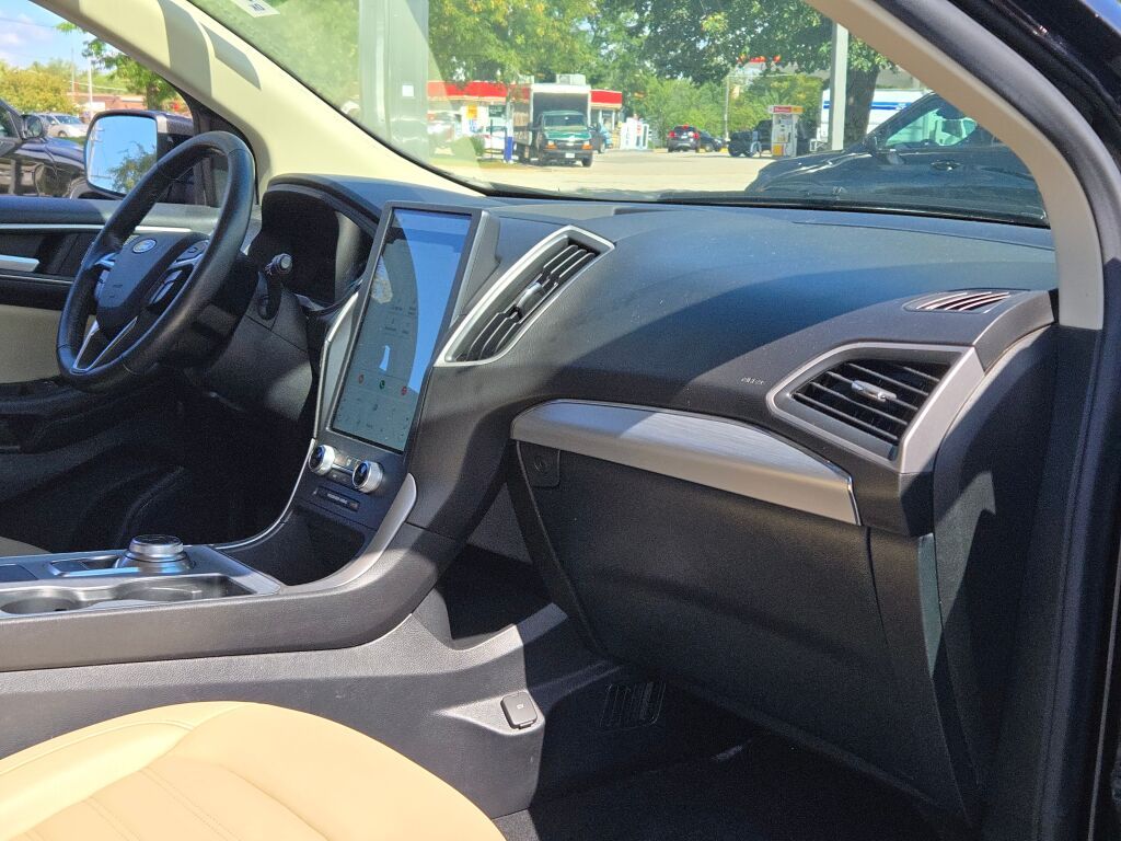 2022 Ford Edge SEL photo 6