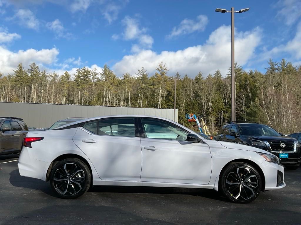 2025 Nissan Altima 2.5 SR photo 8