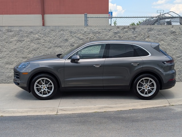 2024 Porsche Cayenne photo 2