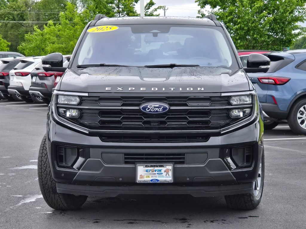 2025 Ford Expedition photo 2