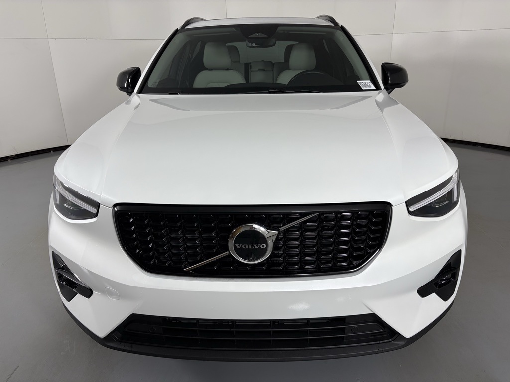 2026 Volvo XC40 AWD photo 2
