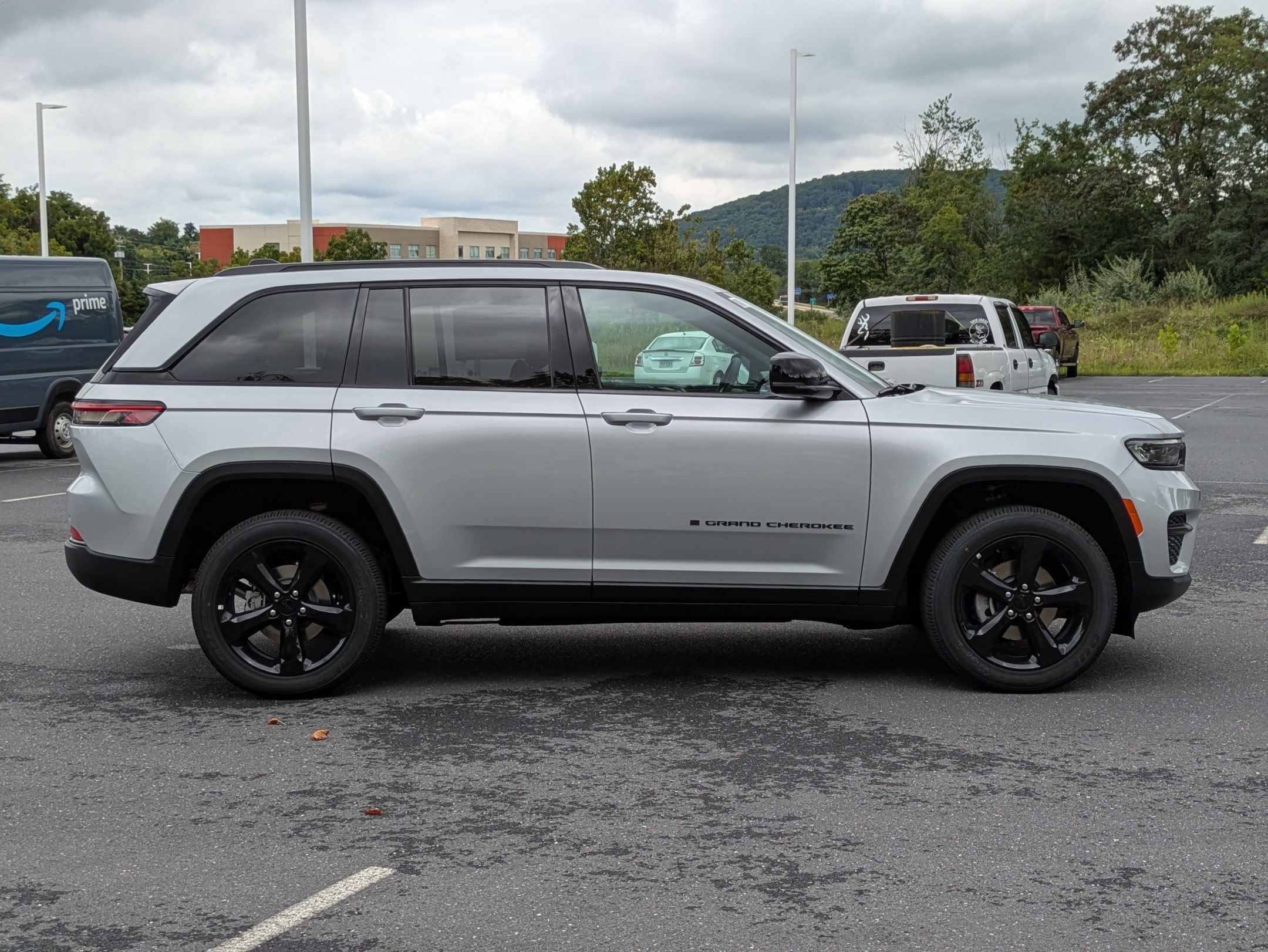 2025 Jeep Grand Cherokee Altitude photo 2