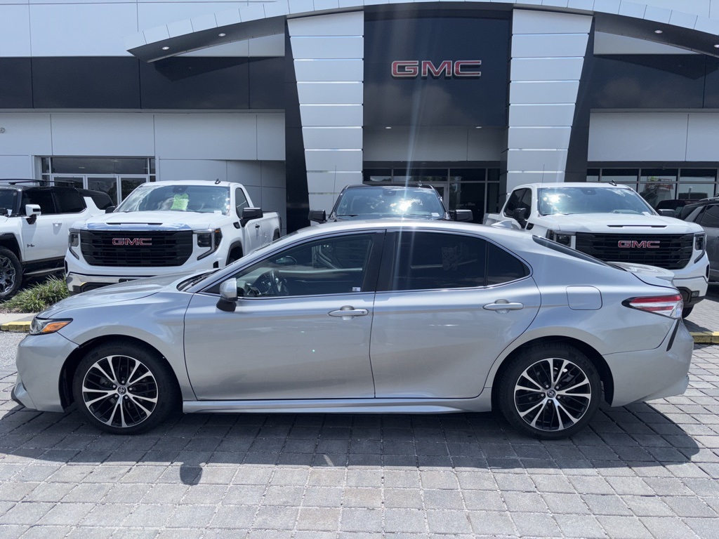 2020 Toyota Camry SE's photo