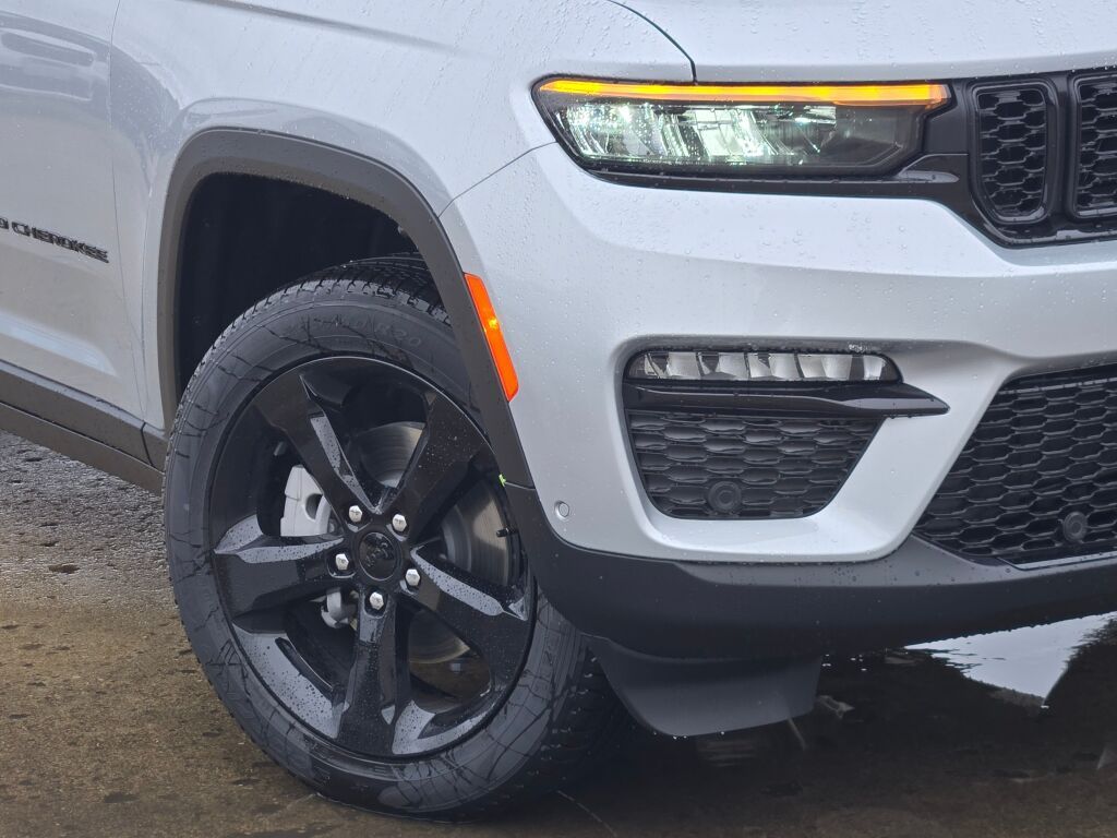 2025 Jeep Grand Cherokee Limited photo 3