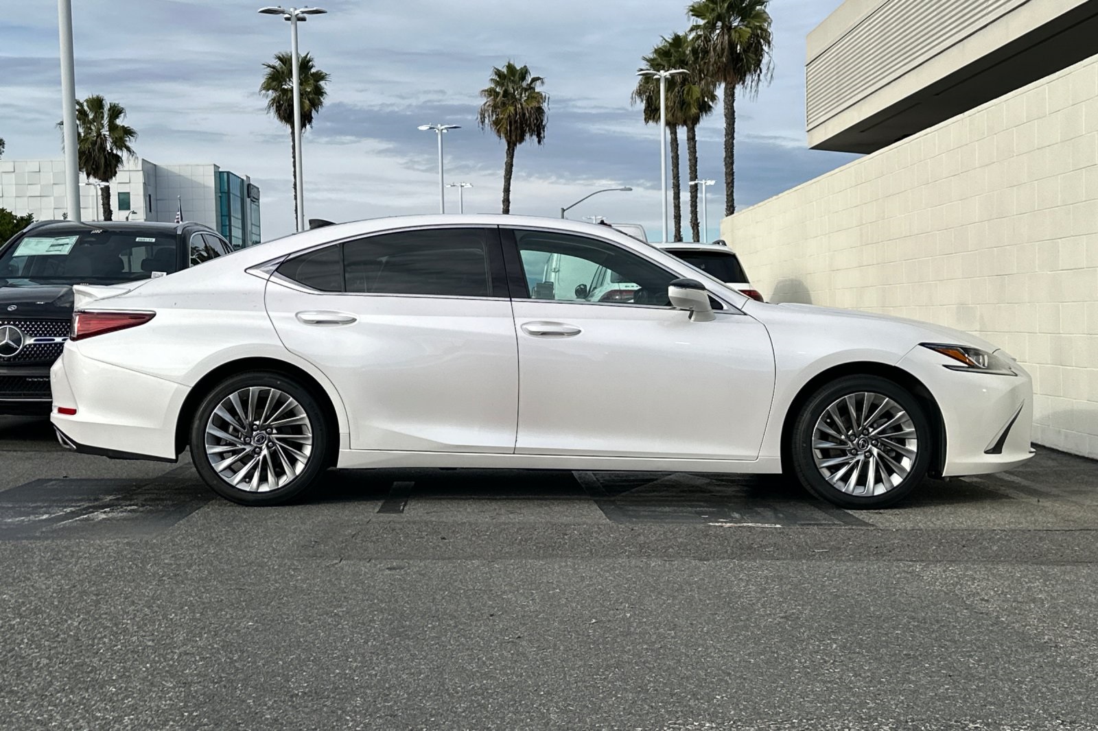 2022 Lexus ES 350 Luxury photo 3