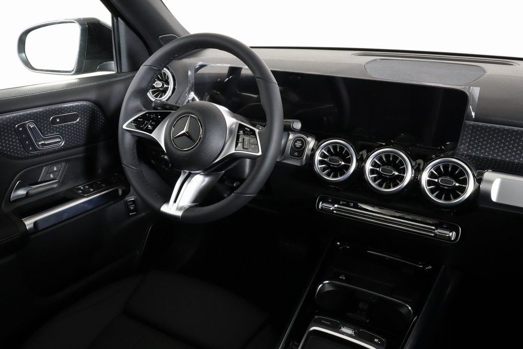 2025 Mercedes Benz GLB 250 4MATIC photo 2