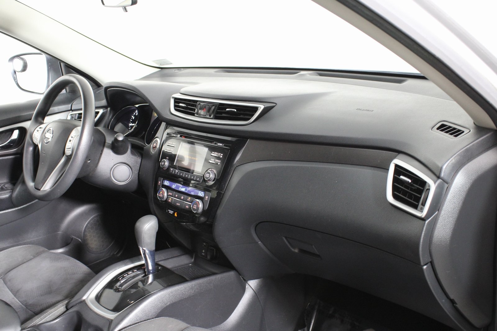 2015 Nissan Rogue SV photo 13