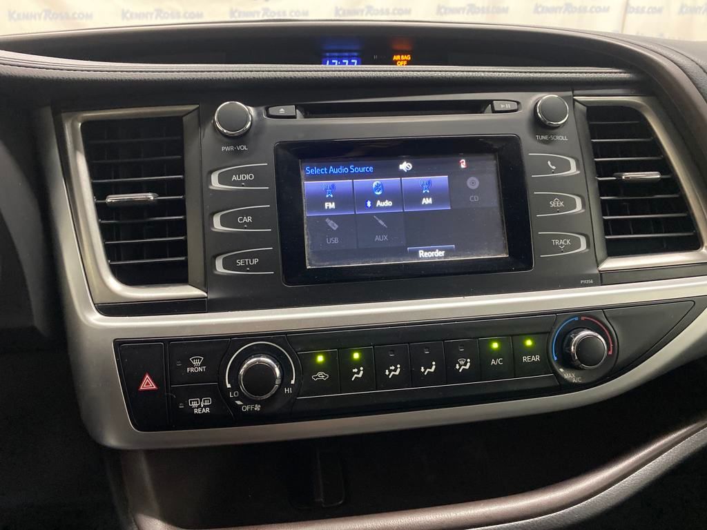 2018 Toyota Highlander LE photo 18
