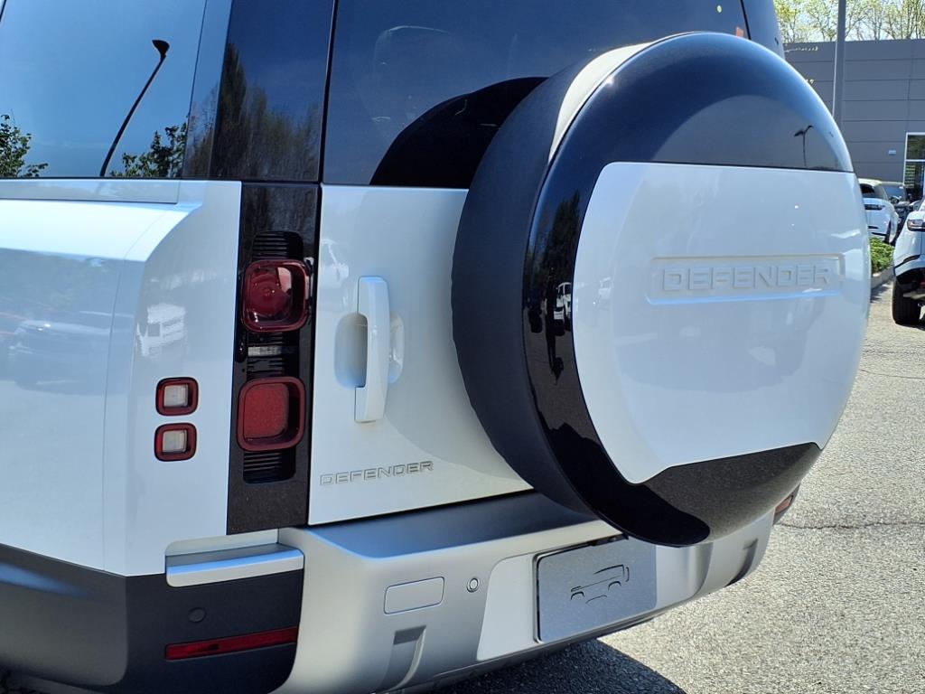 2025 Land Rover Defender 130 S photo 15