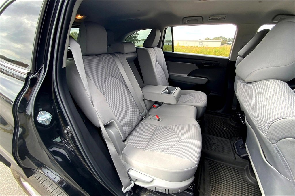 2024 Toyota Highlander LE photo 24