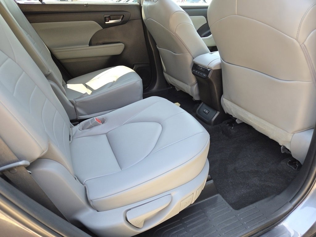 2023 Toyota Highlander L photo 2