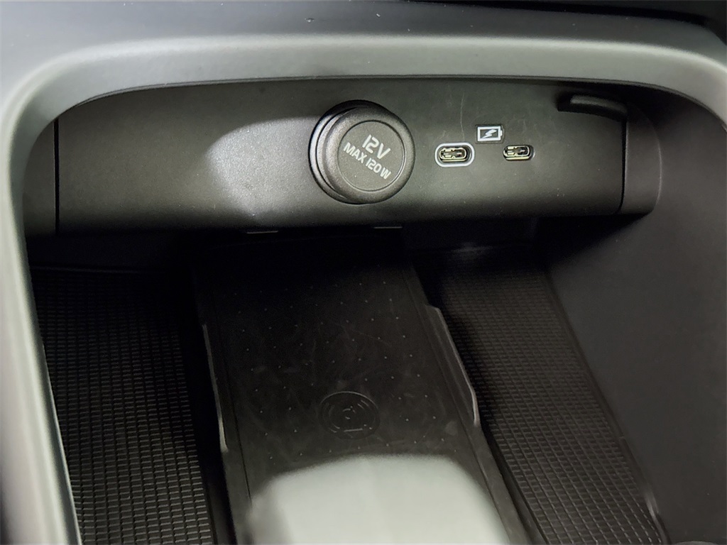 2025 Volvo XC40 Core photo 28