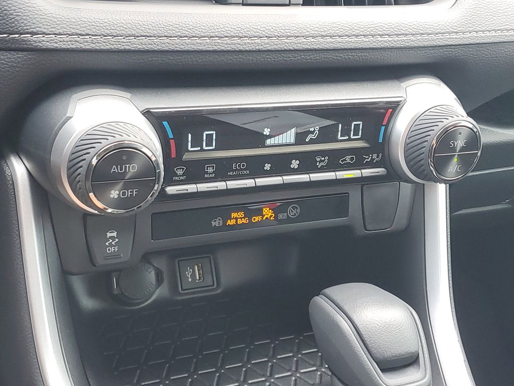 2025 Toyota RAV4 Hybrid XLE photo 24