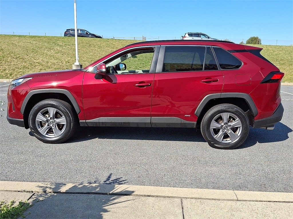 2022 Toyota RAV4 Hybrid XLE photo 2