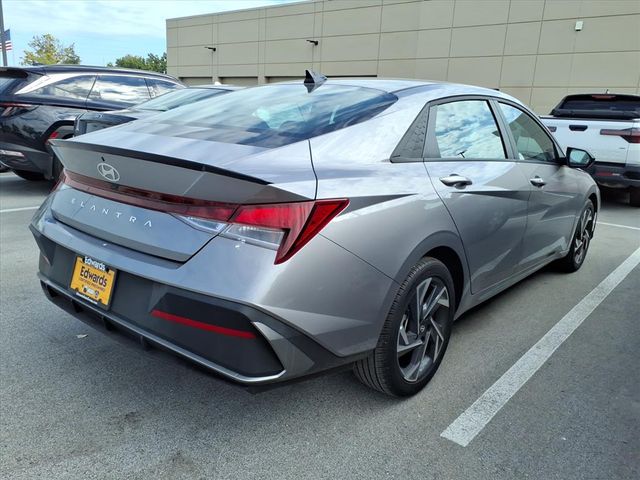 2025 Hyundai Elantra SEL Sport photo 3