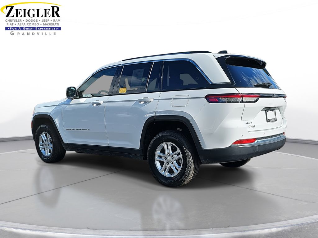 2023 Jeep Grand Cherokee Laredo photo 4