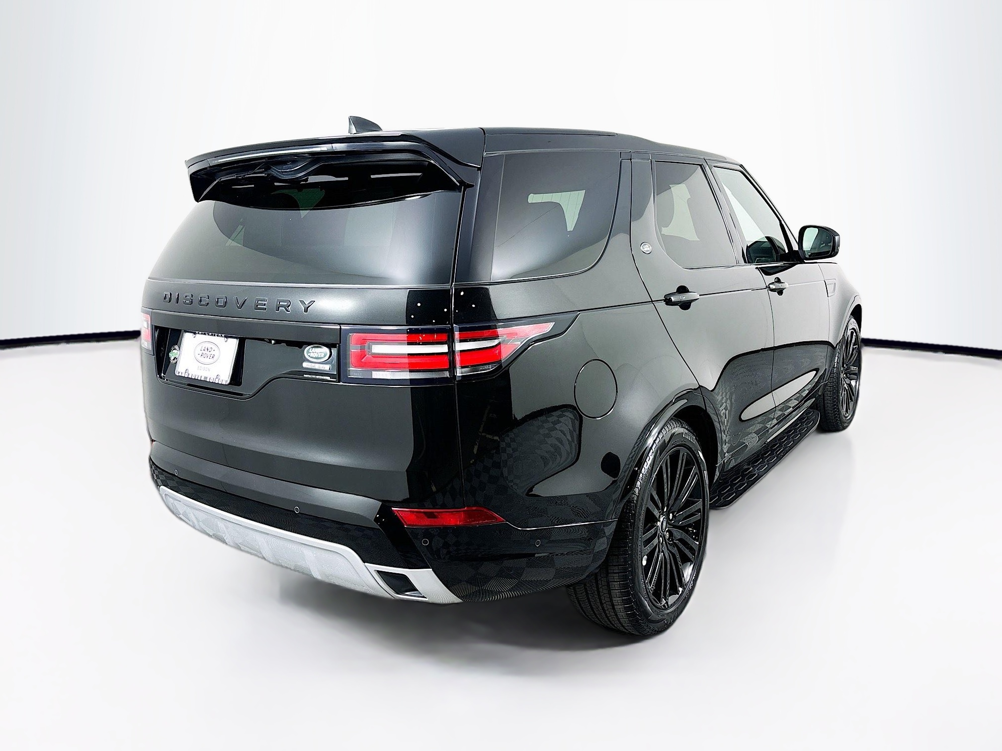 2019 Land Rover Discovery HSE photo 2