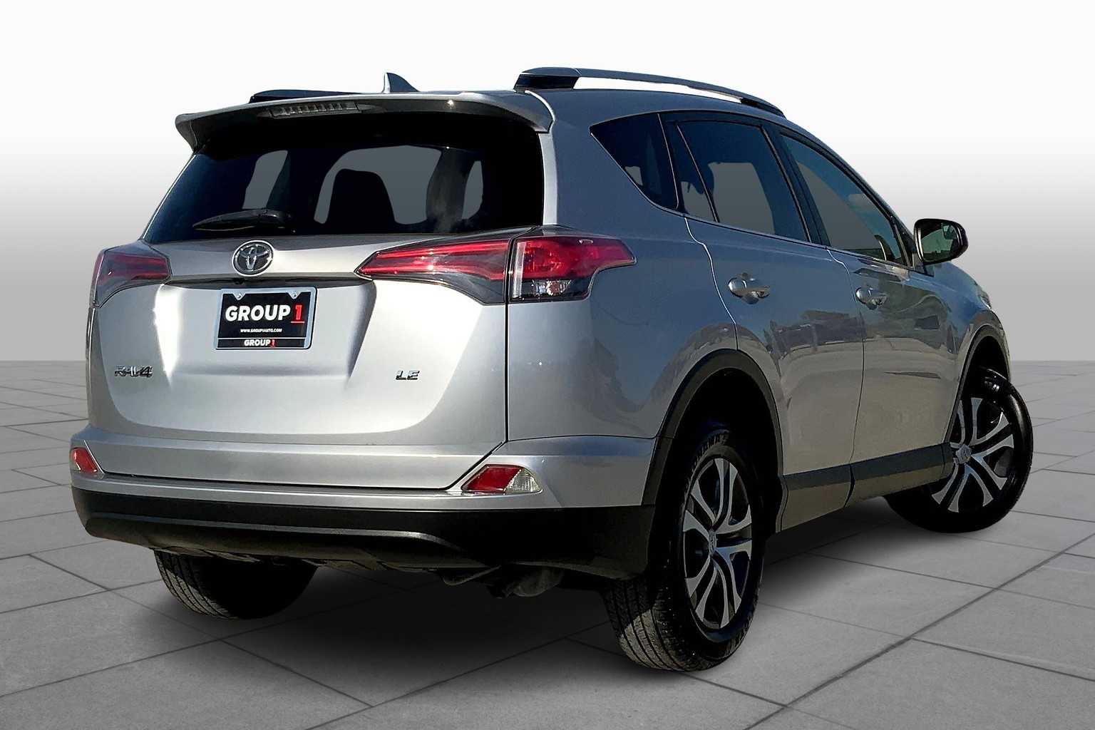 2018 Toyota RAV4 LE photo 12