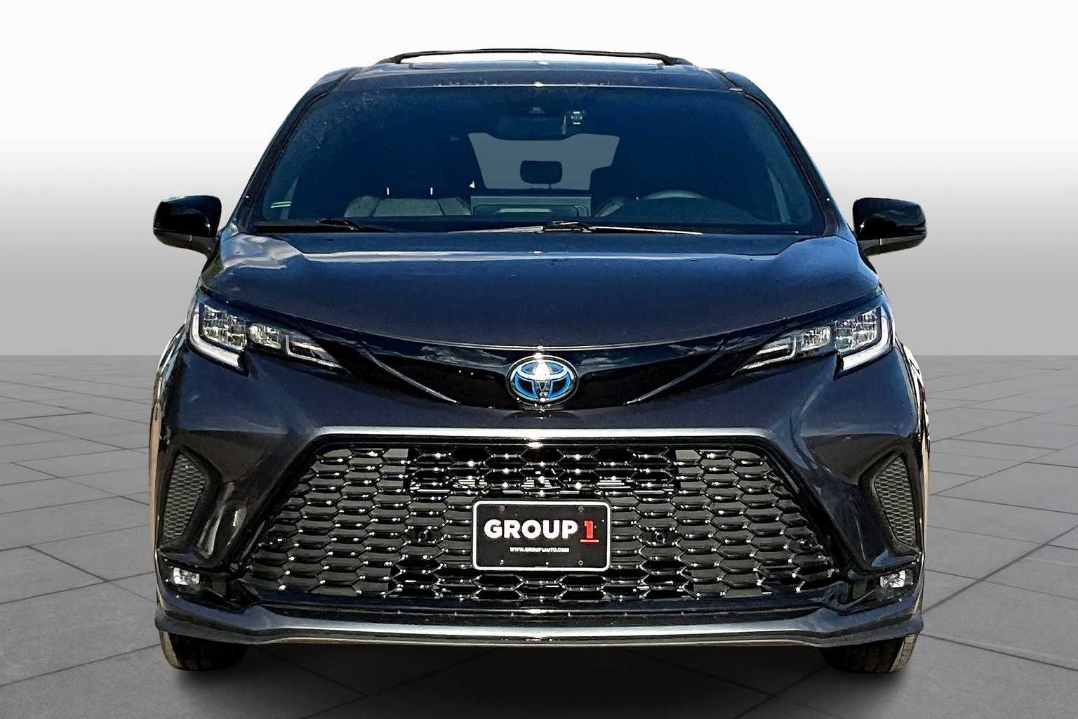 2025 Toyota Sienna XSE photo 3