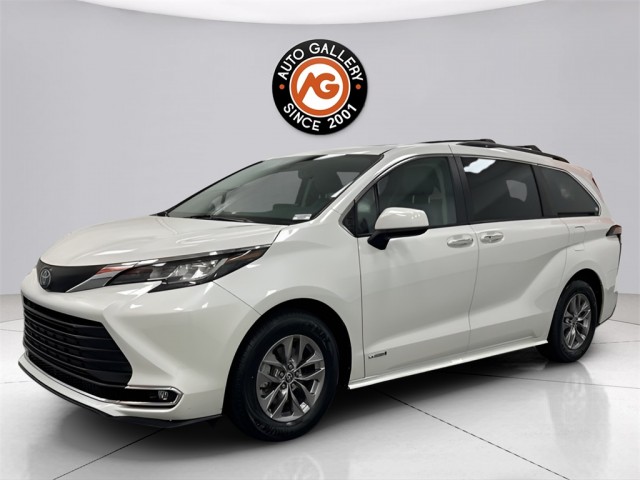 Pre-Owned 2021 Toyota Sienna XLE