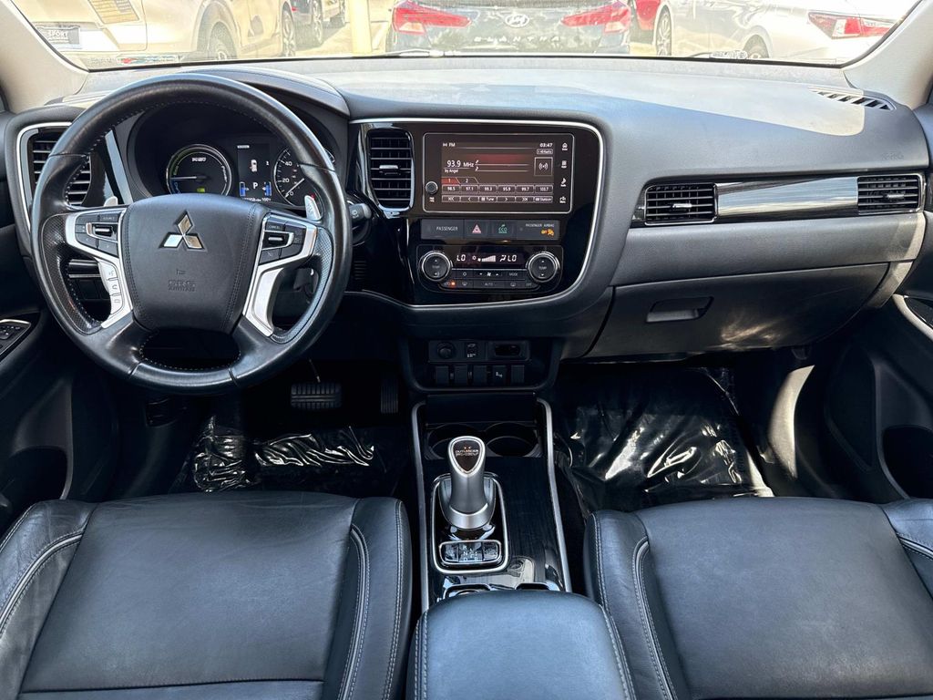 2018 Mitsubishi Outlander PHEV SEL photo 16